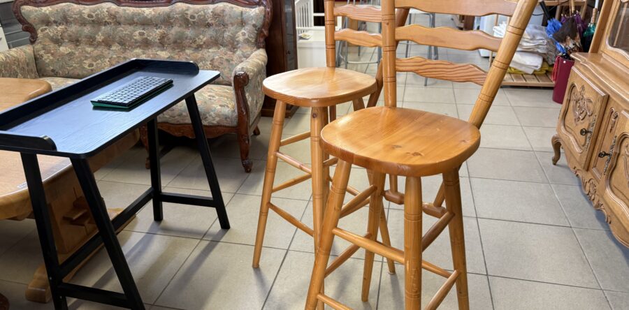 904 dvakrát borovicová barová židle v 110cm,sed 78cm ,kus po 650Kč