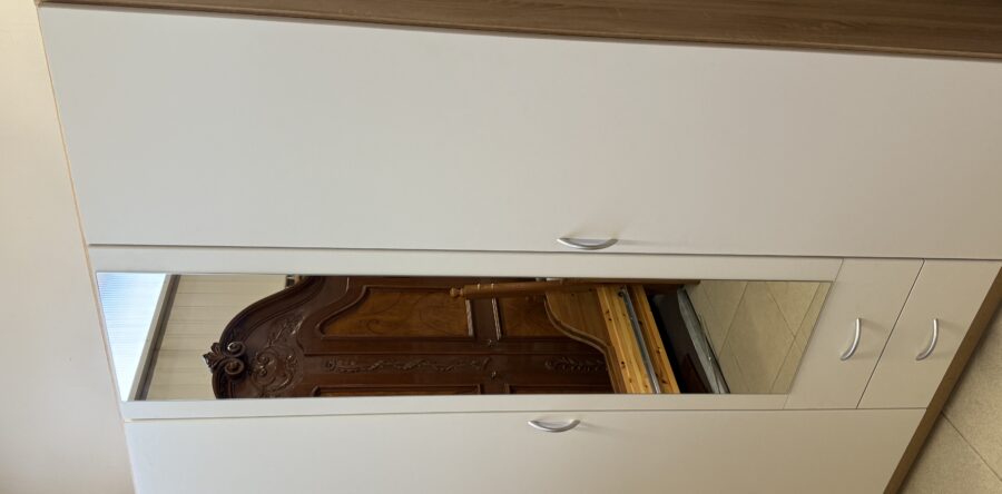 909 zánovní třídveřová sonomo skříň s bílými dveřmi 135x55x198cm za 3940Kč