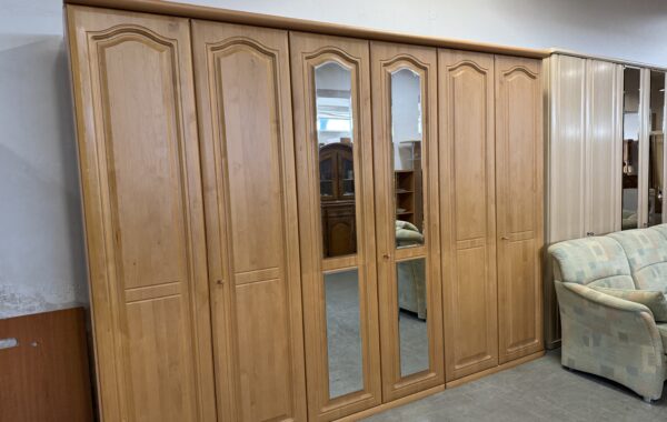 971 šestidveřová šatní skříň s dveřmi z olšového masívu 305x60x225cm za 8670Kč