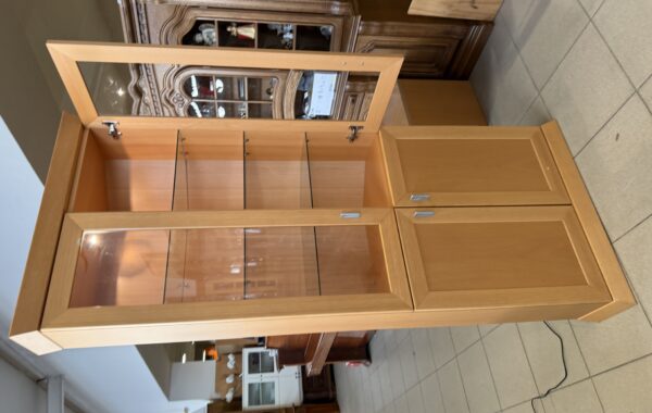 970 prosklená buková vitrina s osvětlením 85x46x206cm za 2980Kč