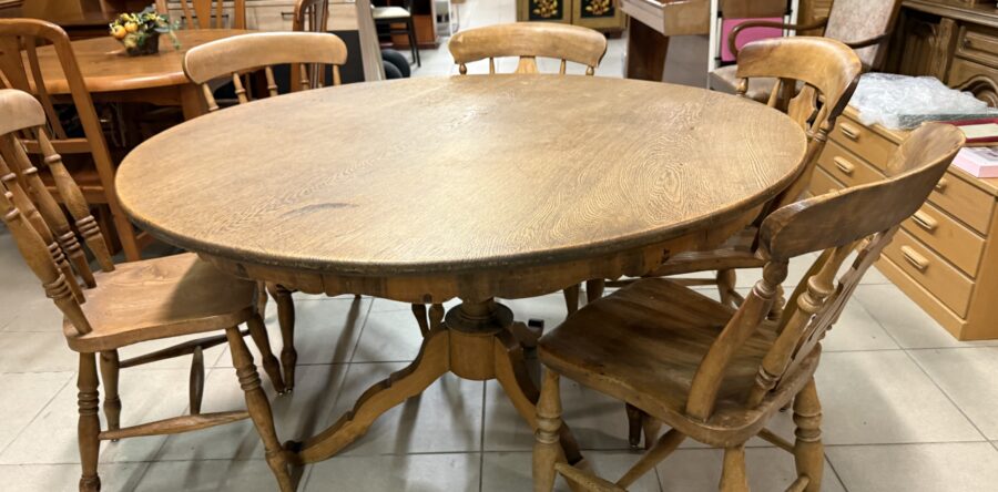 112 historický dubový stůl prům.130cm s šesti dubovými židlemi za 9870Kč