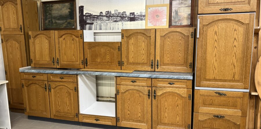 119 dubová kuchyně 370cm za 14530Kč