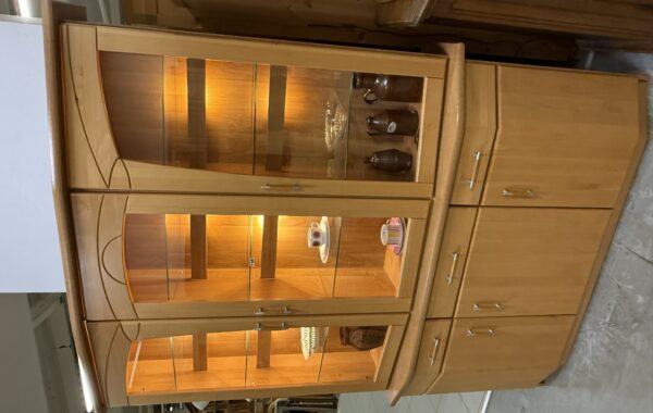 117 dvoudílná prosklená a osvětlená komoda -vitrina 158x45x206cm za 4380Kč