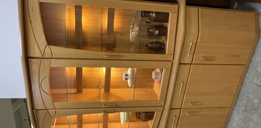 117 dvoudílná prosklená a osvětlená komoda -vitrina 158x45x206cm za 4380Kč