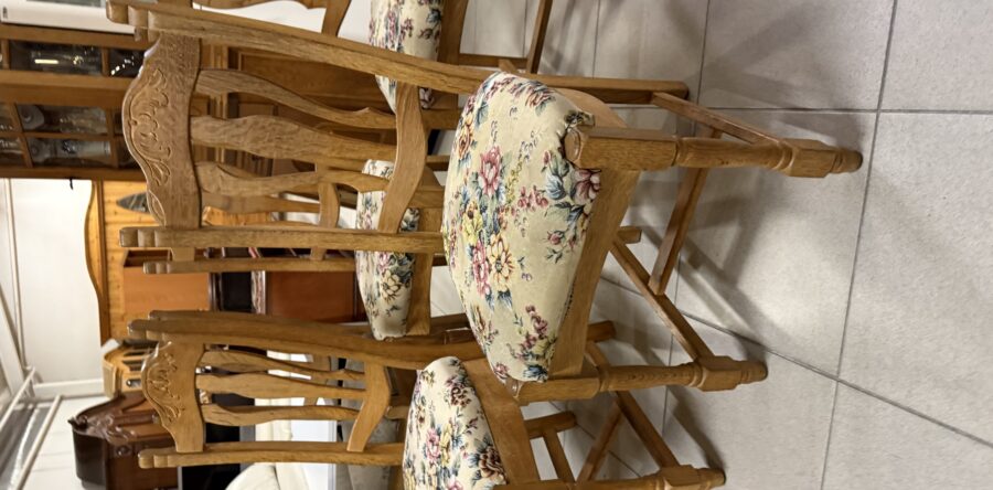 123 pět dubových židlí po 780Kč