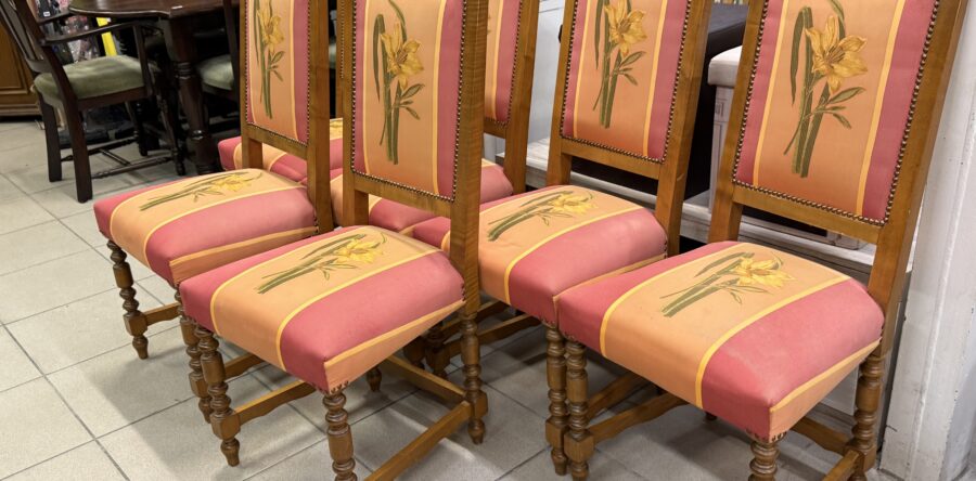 121 šest dubových zdobených zámeckých židlí po 670Kč