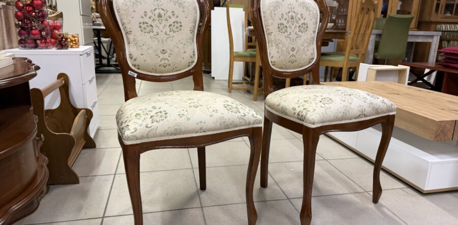 173 dvě nové Italské zámecké židle zdobené ,po 1450Kč