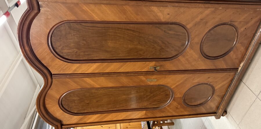 178 Historická šatní skříň -ořechové dveře 130x52x187cm za 3470Kč