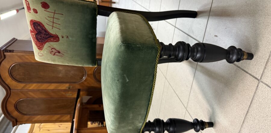 182 zámecká poctivá dubová židle – zelený plyš – nahoře poškozen fixem za 450kč