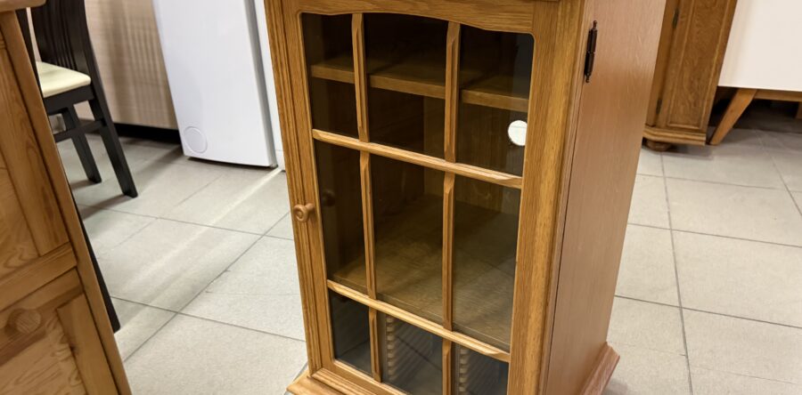 137 dubová prosklená skříňka 54x45x90cm za 1980Kč