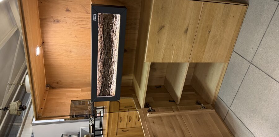 129 dvě osvětlené komody z dubového masívu  88x40x140cm po 2970Kč