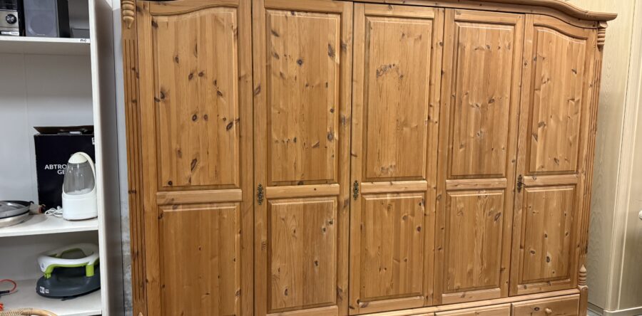155 pětidveřová borovicová šatní skříň- suché,nelakované dřevo 290x65x210cm za 8470Kč
