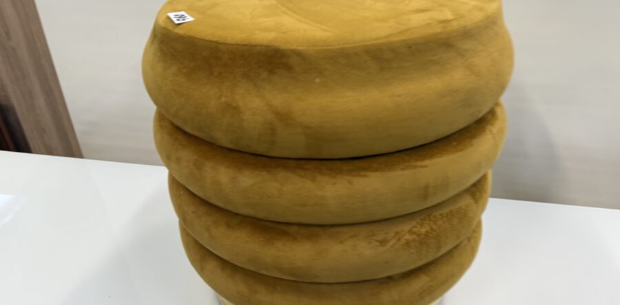 295 taburet s úložným prost.,okrový plyš a mosazná obruč prům.38cm,v 40cm za 960Kč