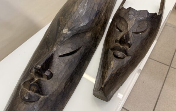 292 dvě Africké masky-tropické dřevo 50+105cm -menší 560,větší 1260Kč