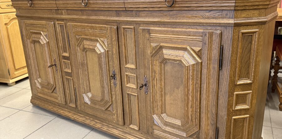 347 dubová zdobená třídveřová,masívní komoda 200x42x98cm za 7450Kč