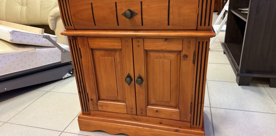 360 menší dvoudvéřová komoda s šuplíkem,odstín ,,Antická třešeň” 40x38x77cm za 2760Kč