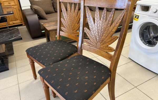 371 dvě židle s vroubkovanými,soustruženými nohami,motiv listů po 870Kč