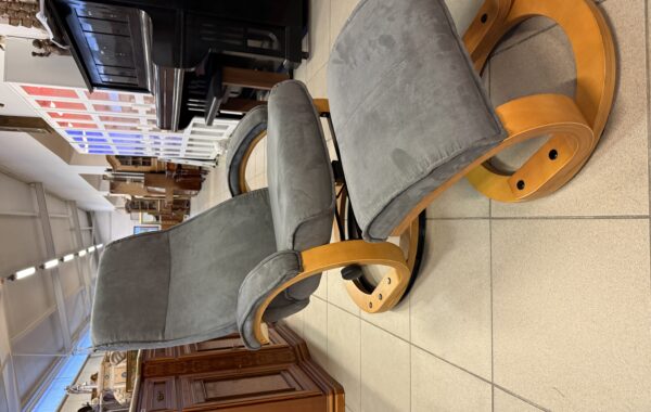 372 polohovtelné křeslo s taburetem 105cm vysoké ,cena 1980Kč