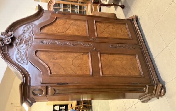 793 starožitná dvoudvéřová zdobená skříň s intarzií 165x58x216cm za 6890Kč