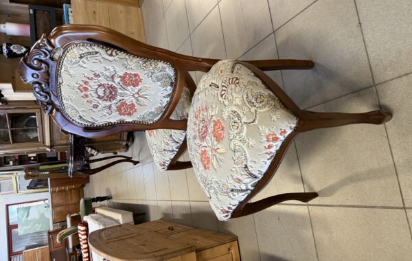 423 dvě nové Italské zámecké židle -vyřezávané,potah ražený brokát,kus po 1480Kč
