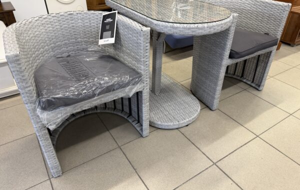 435 Nový set stolu a křesel Hartman Continental za 7680Kč