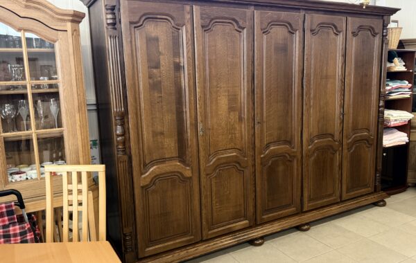 476 zdobená pětidveřová dubová skříň 305x65x212cm za 11840Kč
