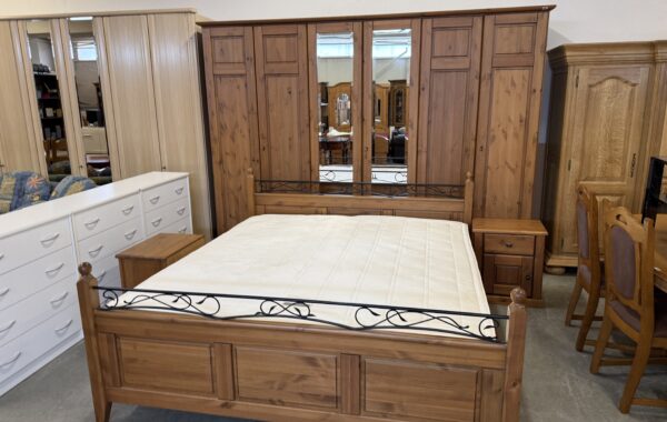 483 kompletní ložnice z borovicového masívu – skříň 300x60x215cm ,postel 2000x180cm +stolky za 17860Kč