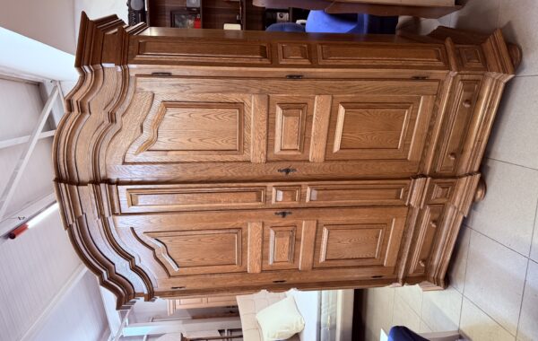 478 Dvoudvéřová dubová vyřezávaná skříň v barokním stylu 160x65x210cm za 8970Kč