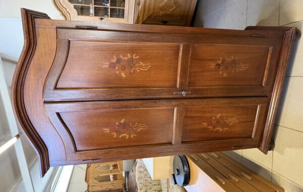 520 Dvoudvéřová šatní skříň s intarzií -odstín mahagon 100x50x190cm za 4380Kč