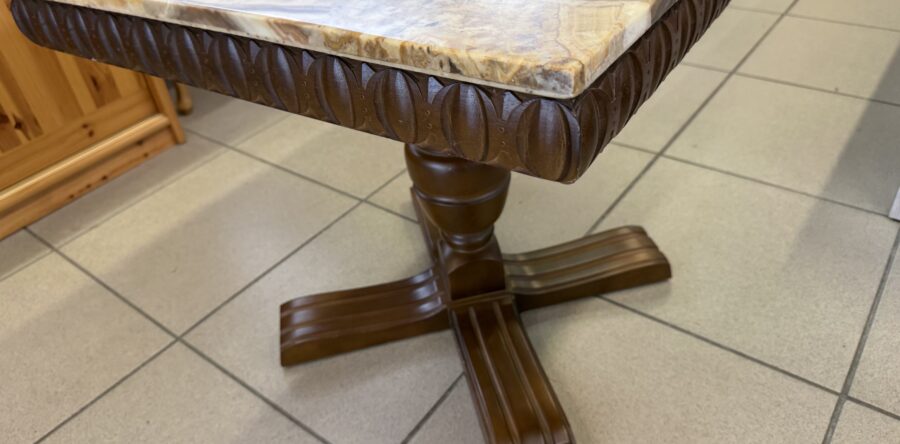550 stolek s dubovou nohou a mramorem 60x60x55cm za 1280Kč