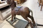 391 historická hračka- vyřezávaný kůň 93x25x68cm za 3890Kč