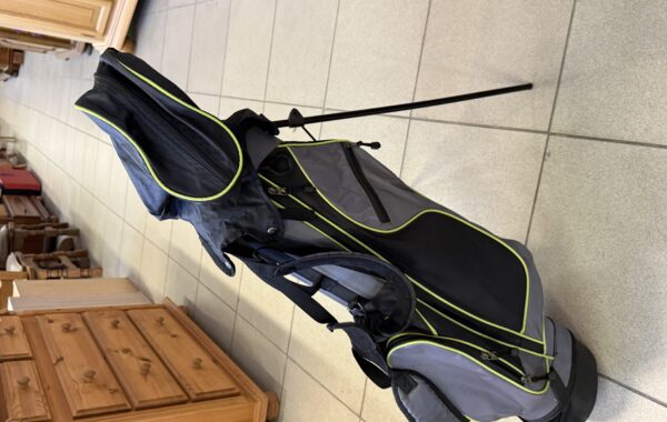566 golfový zánovní vak a tři hole za 890Kč