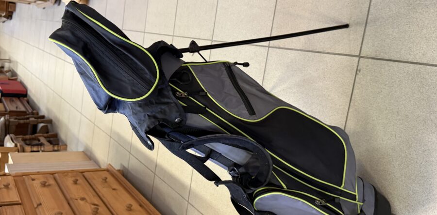 566 golfový zánovní vak a tři hole za 890Kč