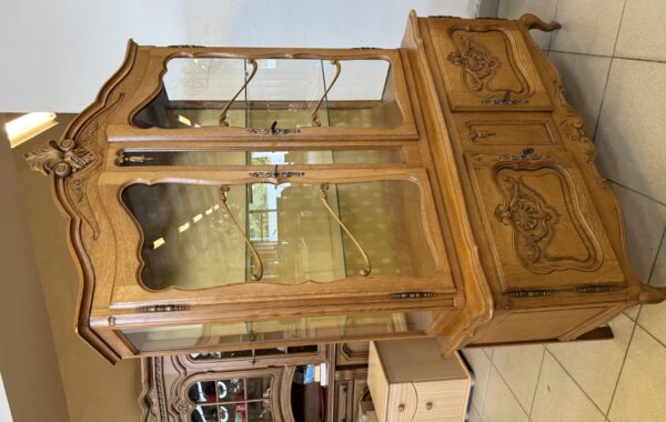569 Vyřezávaná dubová vitrina 124x45x192cm za 7980kč
