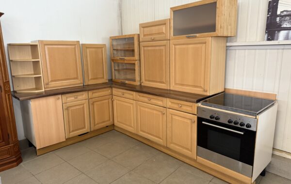 606 rohová kuchyně s dubovými dvířky 280x190cm+ Siemens sporák za 17840kč