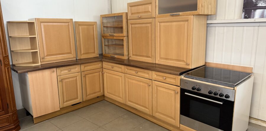 606 rohová kuchyně s dubovými dvířky 280x190cm+ Siemens sporák za 17840kč