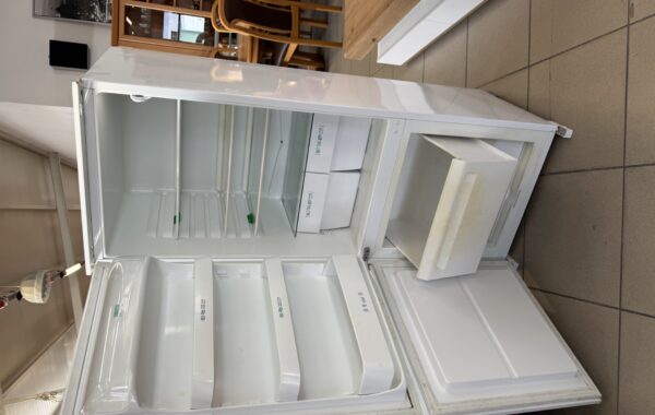 743 lednice   ,Bosch a Zanussi vestavné se zárukou 2670 + 3340Kč