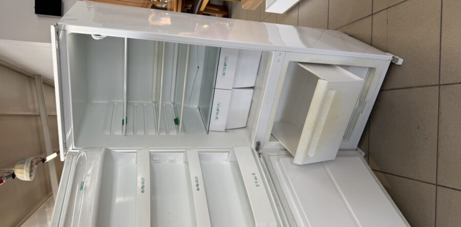 743 lednice  Zanussi vestavná se zárukou  3340Kč