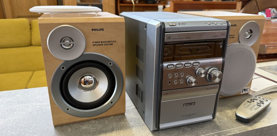 657 Philips  kombinace radia a cd s reproduktory a ovladačem  za 2780Kč