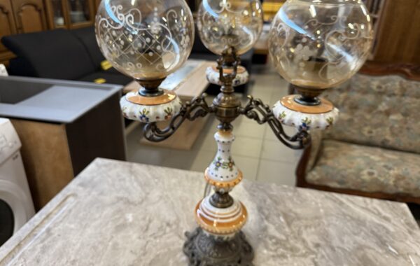 822 mosazný tříramenný svícen s porcelánovým zdobením v65cm,pr.40cm za 1940kč