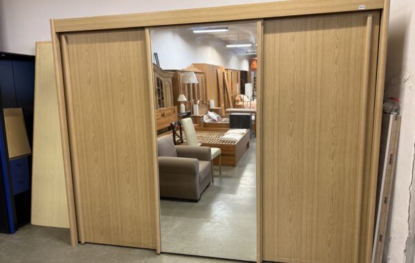 885 třídveřová hnědá posuvná šatní skříň 280x65x223cm za 7640Kč