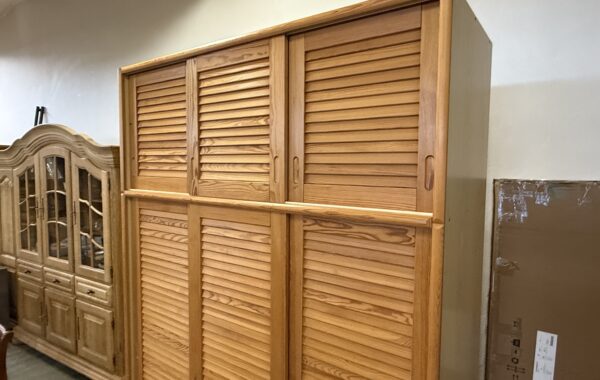 907 třídveřová skříň s posuvnými borovicovými dvířky 150x60x220cm za 4760Kč