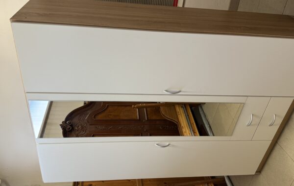 909 zánovní třídveřová sonomo skříň s bílými dveřmi 135x55x198cm za 3940Kč