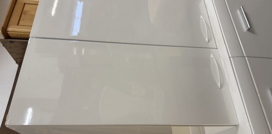 910 dvoudvéřová závěsná skříňka v bílém lesku 80x35x95cm za 870Kč