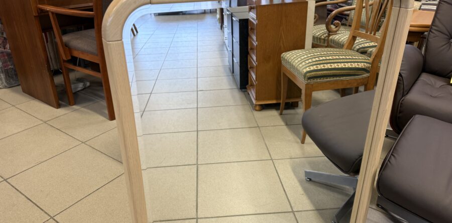 933 zrcadlo s fazetou ve světlém dubovém rámu 76x91cm za 870Kč