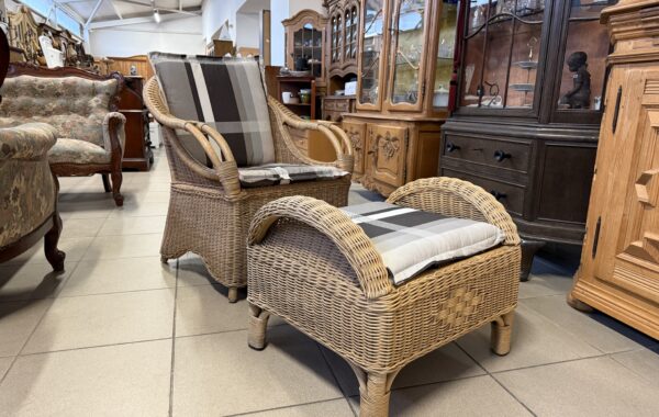 939 Ratanové křeslo 70 x 83cm vysoké + taburet 65 x 53 x 48cm za 2960Kč