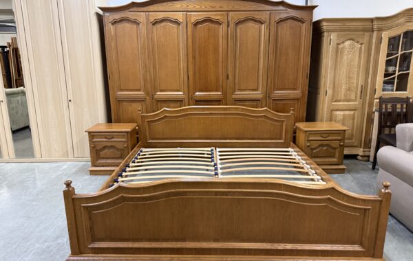 942 dubová kompletní ložnice – skříň se šuplíky 270x62x218cm ,postel 210x210cms rošty +stolky za 15980Kč