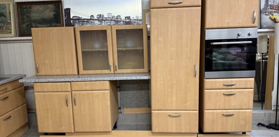 949 velká kuchyně se spotřebiči- odstín světlého dřeva za 21940Kč