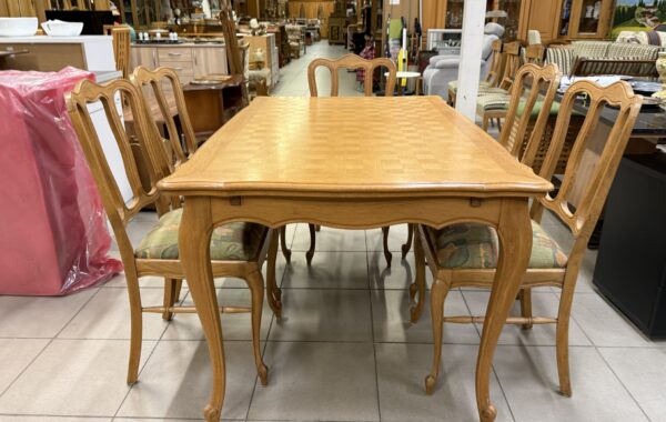 986 stůl dubový s intarzovaným povrchem,rozkládací a šest pevných židlí .,cena 10870Kč