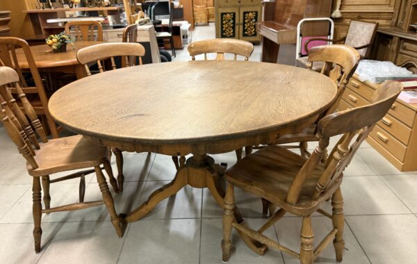 112 historický dubový stůl prům.130cm s šesti dubovými židlemi za 9870Kč